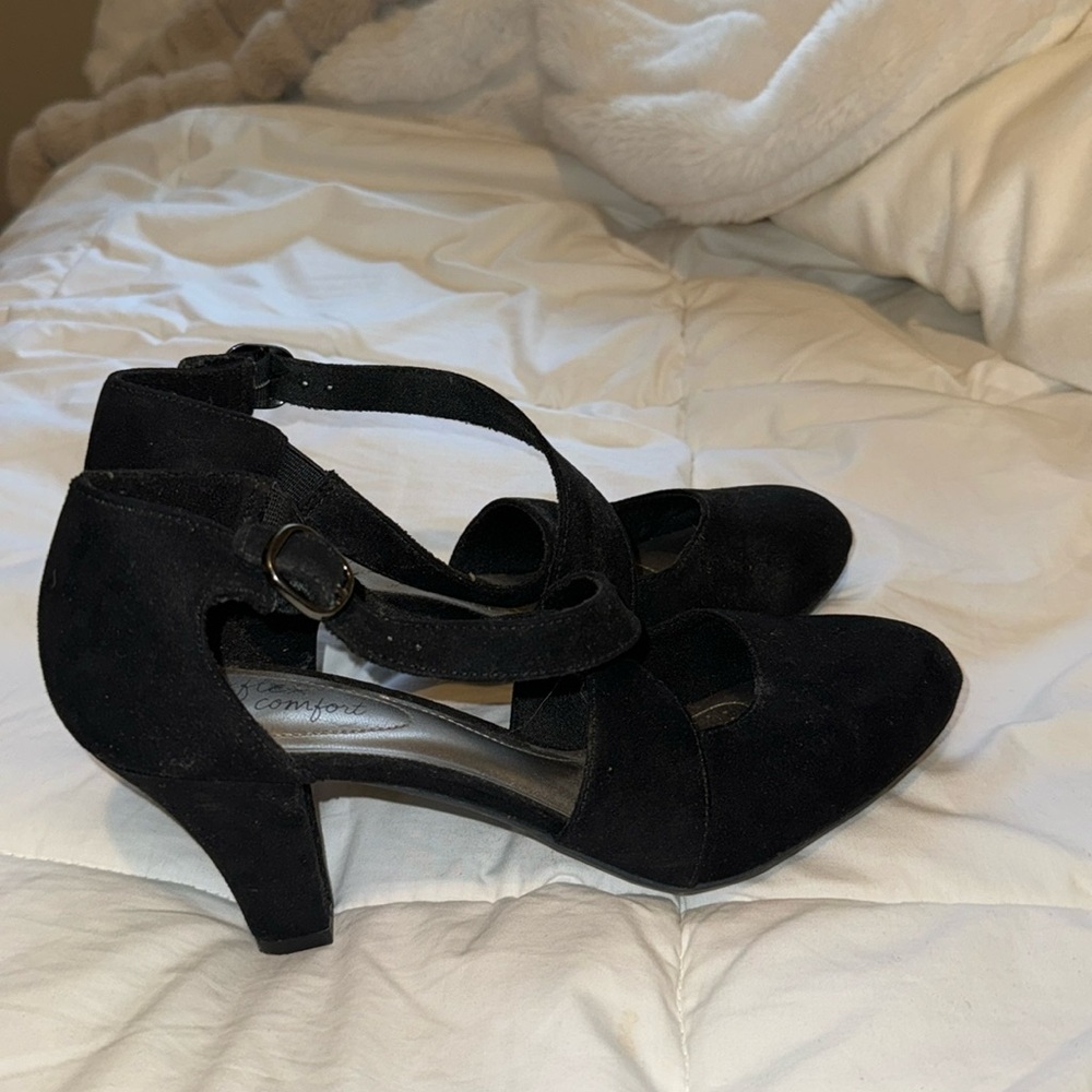 Black Heels! Size 8:)
